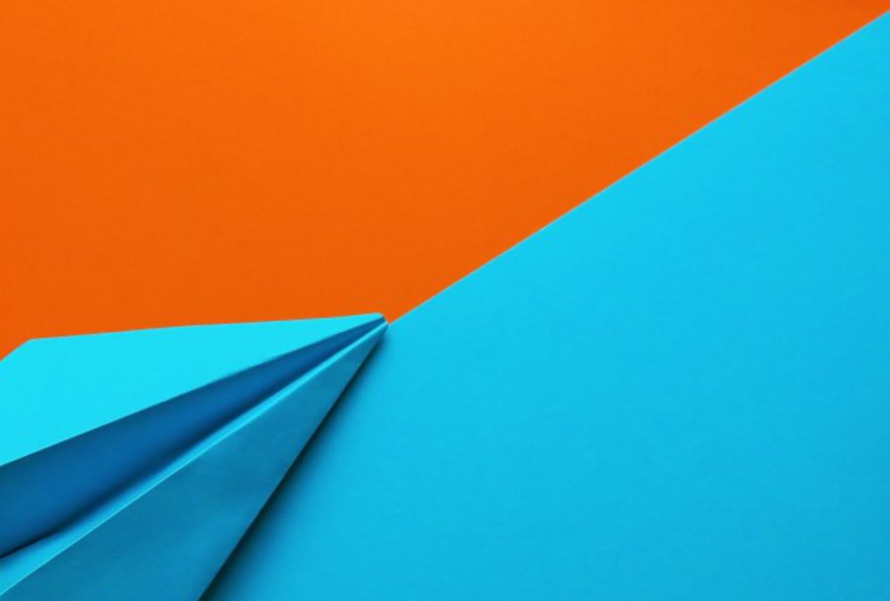 avion-papier-orange-bleu-redaction-contenu